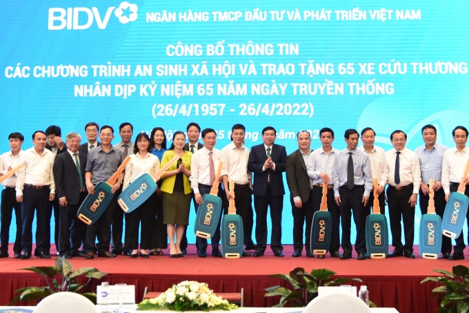 BIDV trao tặng 65 xe cứu thương cho các địa phương