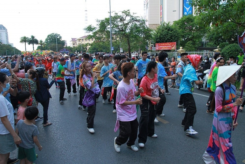 soi dong sac mau van hoa tai le hoi duong pho festival hue 2022