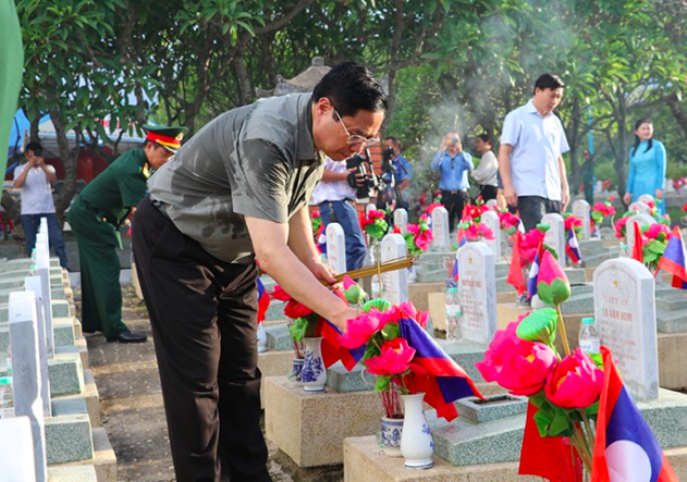 thu tuong chinh phu dang huong tuong niem cac anh hung liet sy tai nghia trang quoc te viet lao