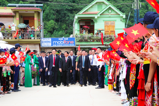 chu tich quoc hoi vuong dinh hue du le khai giang nam hoc moi tai truong thpt ky son