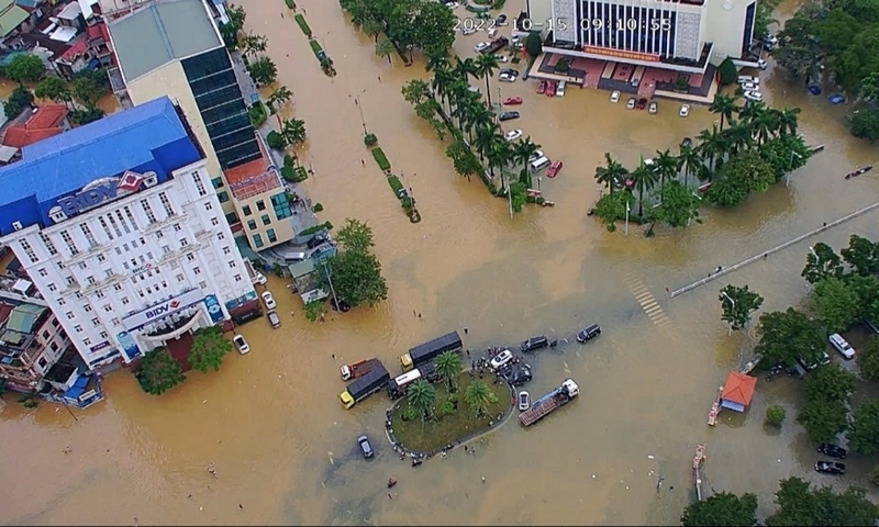 Thừa Thiên – Huế: Hơn 11 nghìn ngôi nhà bị ngập lụt, nhiều tuyến phố biến thành sông