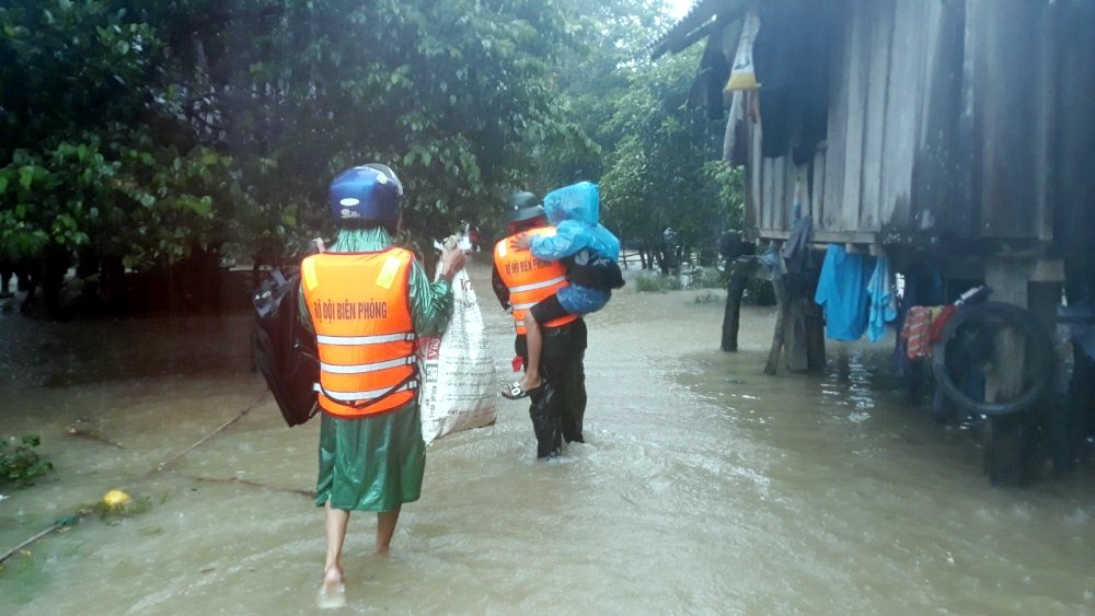 quang binh nuoc lu dang cao lam hang tram nha dan bi ngap