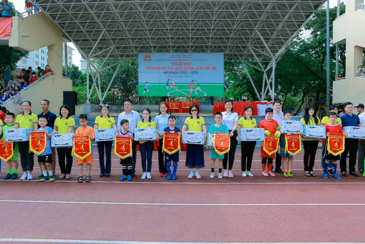 ha noi dau an giai bong da hoc sinh truong tieu hoc dich vong a lan thu iii