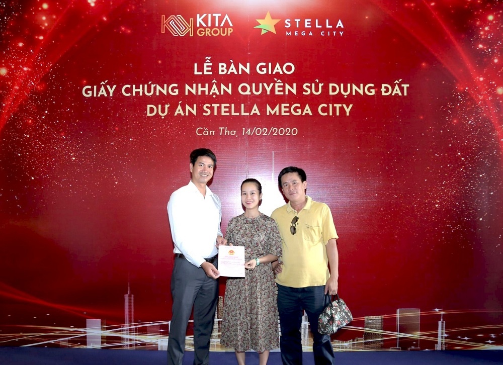 Trao chứng nhận quyền sử dụng đất cho khách hàng Stella Mega City