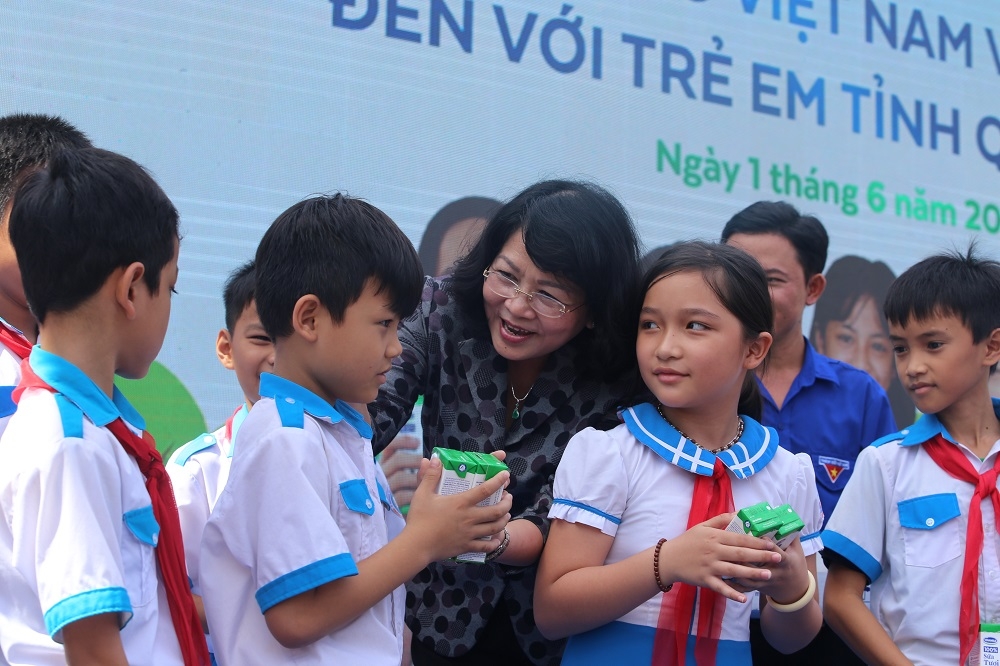 vinamilk mang niem vui uong sua den voi tre em quang nam trong ngay 16