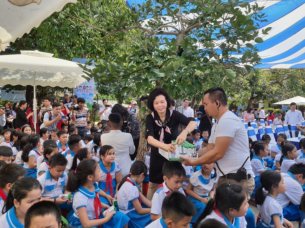 vinamilk mang niem vui uong sua den voi tre em quang nam trong ngay 16