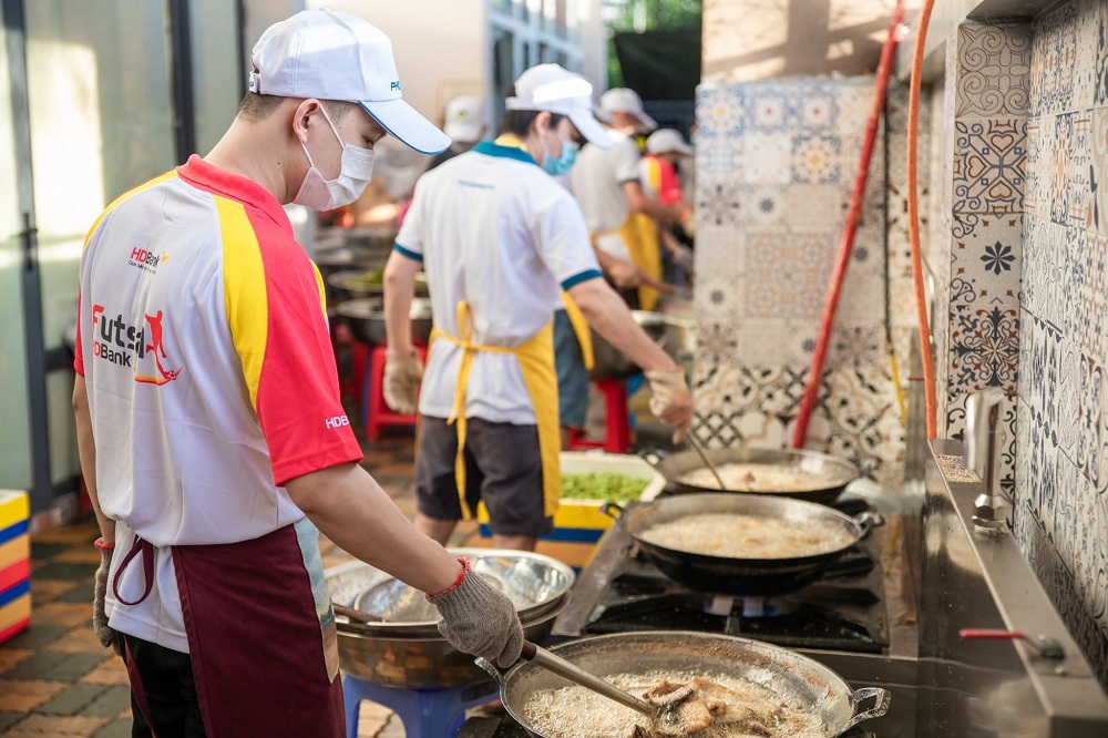 bua com yeu thuong chia se de gan nhau hon