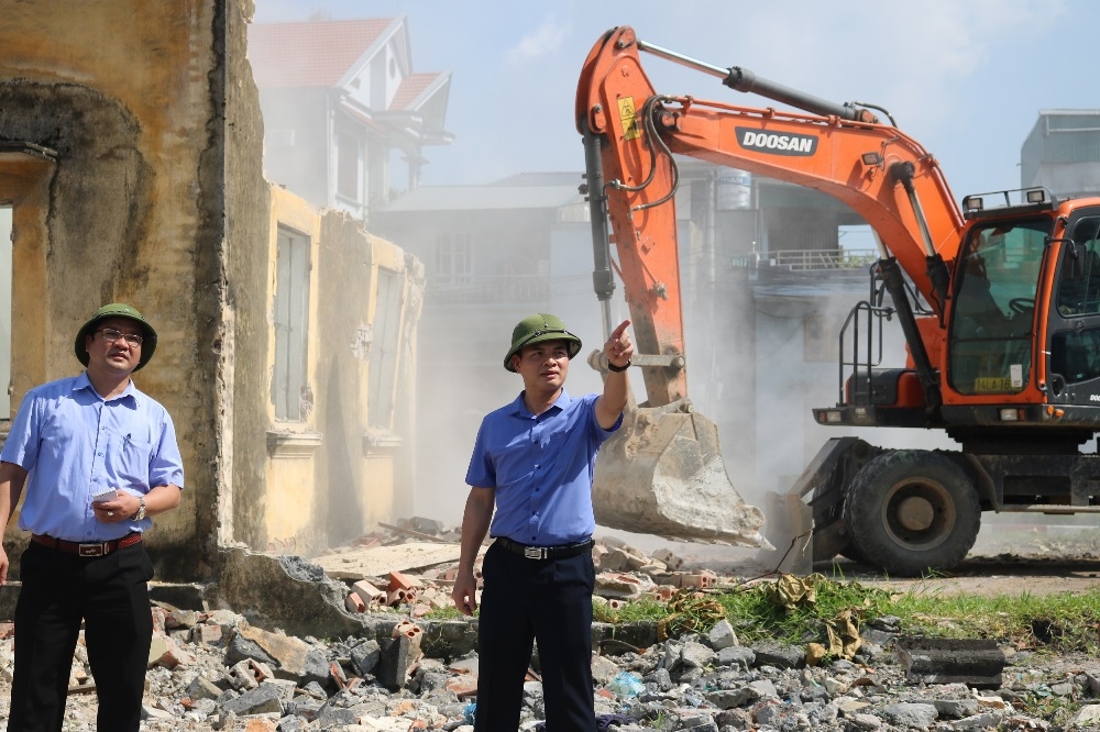 con duong nang buoc chan nguoi den non thieng yen tu