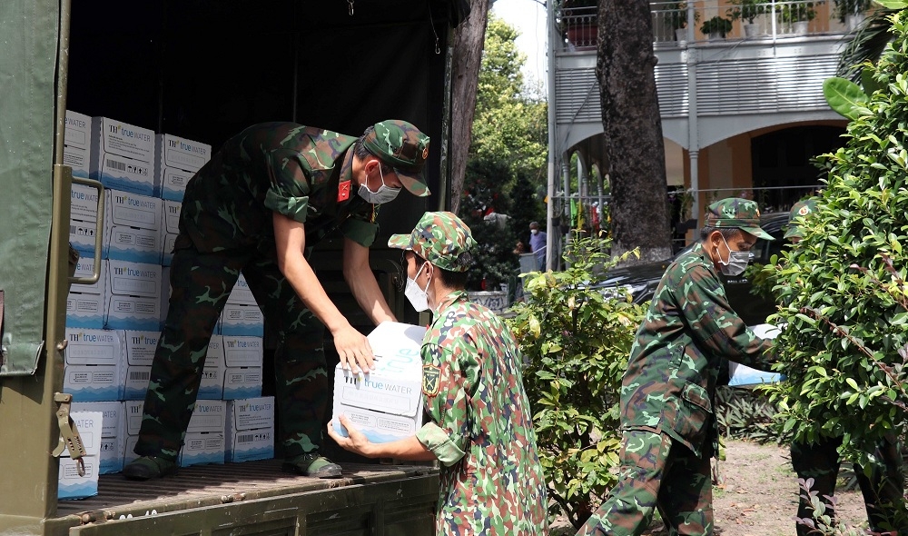 500.000 ly sữa tươi và đồ uống TH tiếp sức lực lượng quân đội và người dân khó khăn trong dịch Covid-19