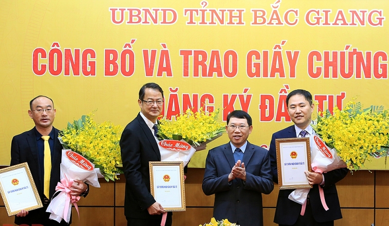 bac giang trao giay chung nhan dang ky dau tu cho 04 du an fdi tri gia gan 600 trieu usd