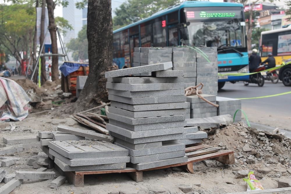 Người dân Hà Nội “ám ảnh” điệp khúc đào đường, làm vỉa hè ngày cuối năm