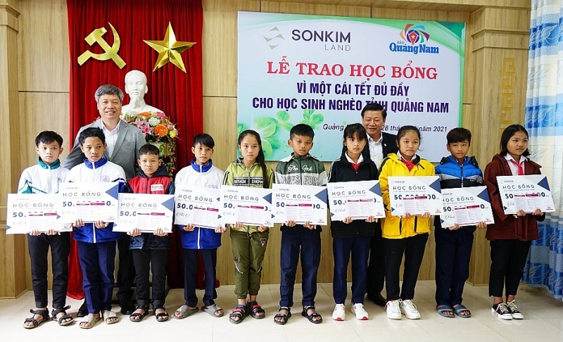 sonkim land trao hoc bong 1 ty dong cho hoc sinh ngheo quang nam don tet