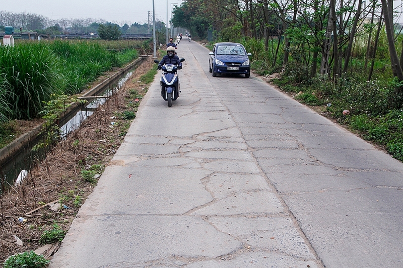 dan phuong ha noi duong lien xa tan hoi ha mo bi pha nat gay nguy hiem cho nguoi di duong