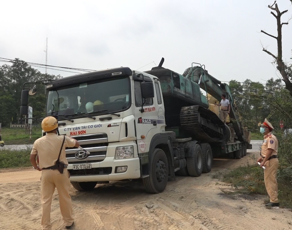 Thừa Thiên - Huế: Xử lý hàng loạt xe tải vi phạm Luật Giao thông