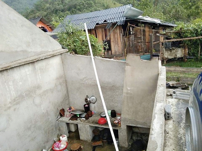 nghe an mua da kem loc xoay lam hang tram ngoi nha bi toc mai hu hong