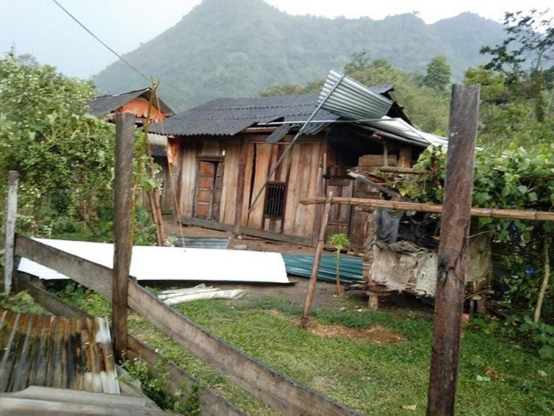 nghe an mua da kem loc xoay lam hang tram ngoi nha bi toc mai hu hong