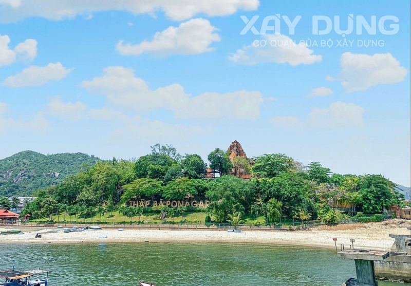 thap ba ponagar di san doc dao giua long thanh pho