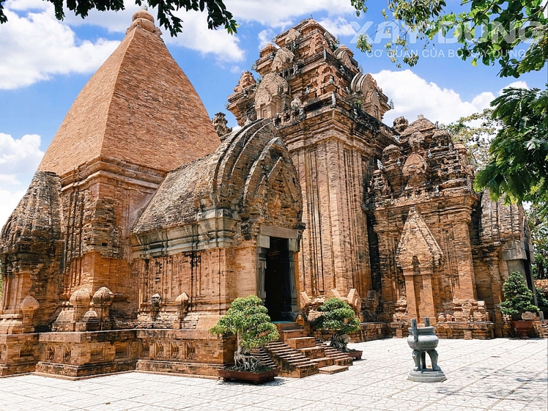 thap ba ponagar di san doc dao giua long thanh pho