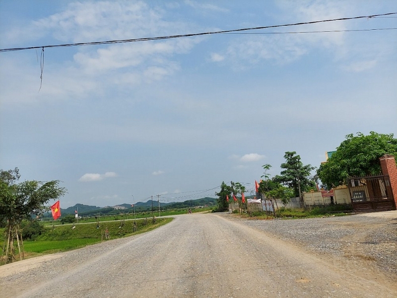 nghe an ubnd huyen do luong no tien nha thau 10 nam khien tuyen duong tranh lu do dang