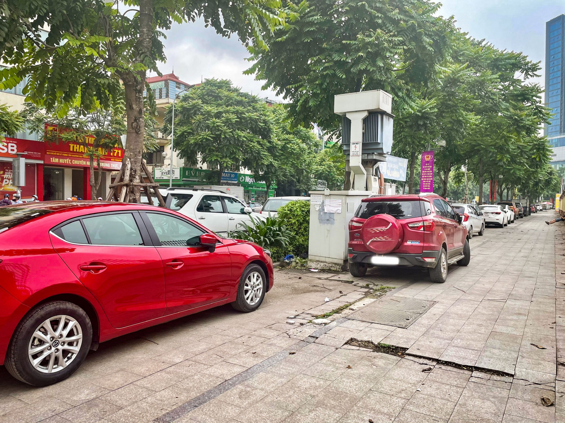 Hà Nội: Phương tiện giao thông đậu, đỗ lên vỉa hè khiến đá lát vỡ nát, xuống cấp