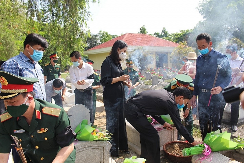 thanh hoa le truy dieu va an tang 15 hai cot liet si quan tinh nguyen va chuyen gia viet nam hy sinh tai nuoc ban lao