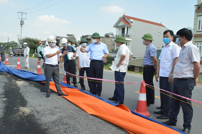 Hà Nội khẩn trương khắc phục sự cố nứt đê hữu Hồng tại huyện Đan Phượng