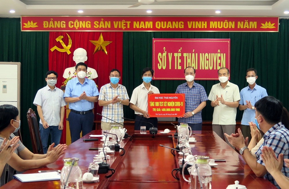 Đại học Thái Nguyên tặng 1000 test xét nghiệm cho Ban Chỉ đạo phòng chống dịch Covid-19