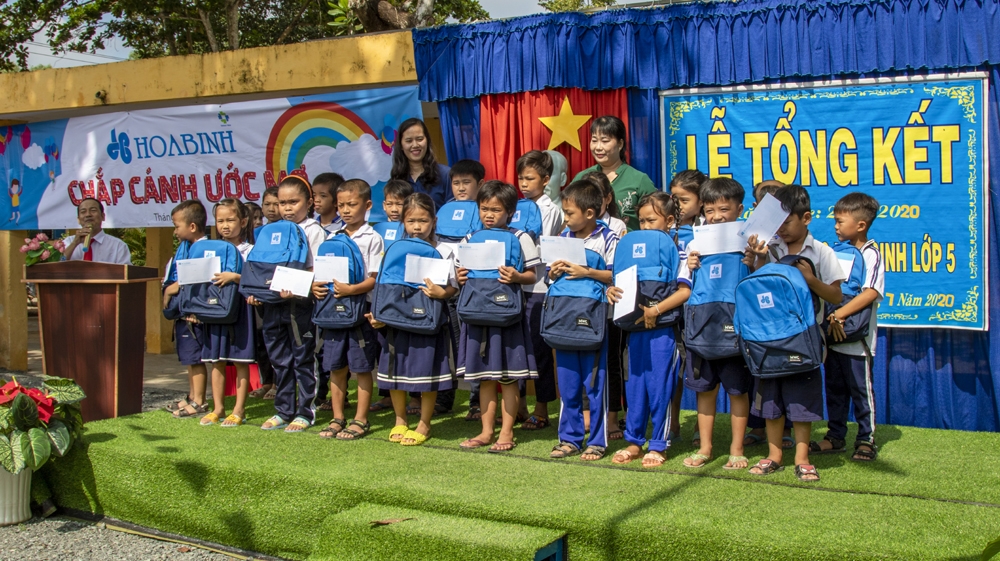 Hòa Bình trao quà tặng cho bộ đội biên phòng và học sinh vùng biên