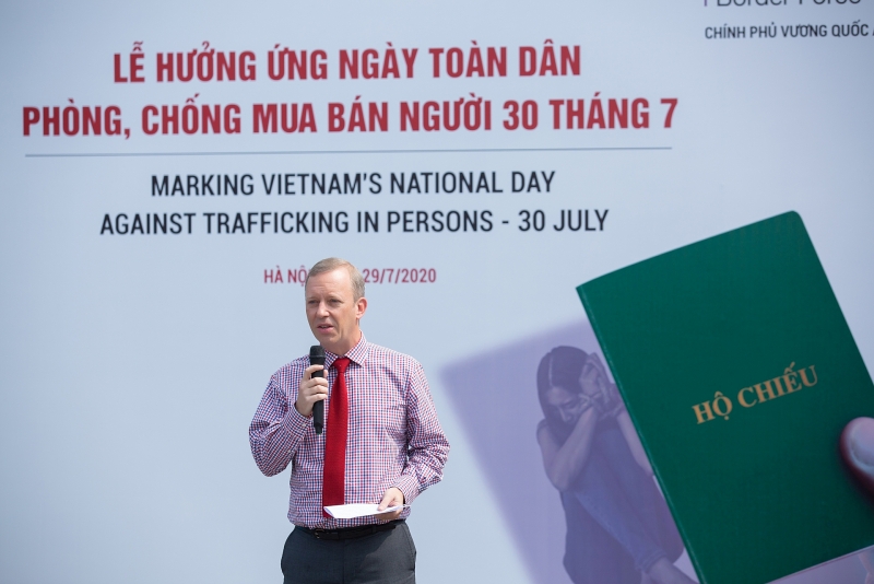 hoa hau luong thuy linh cung dai su quan anh tuyen truyen phong chong mua ban nguoi