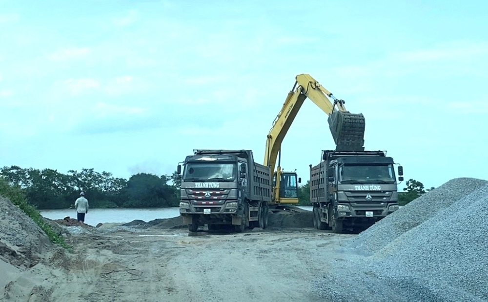 Dương Kinh (Hải Phòng): Trạm bê tông, bến bãi trái phép xâm phạm hành lang đê, ô nhiễm môi trường