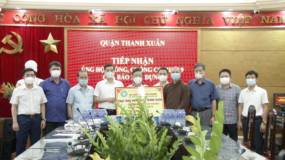 Đoàn công tác 789club ios
 ủng hộ quận Thanh Xuân 100 triệu đồng chống dịch Covid-19