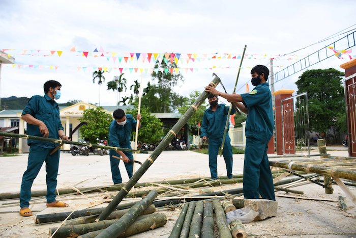 Quân dân góp sức làm giường tre tặng khu cách ly