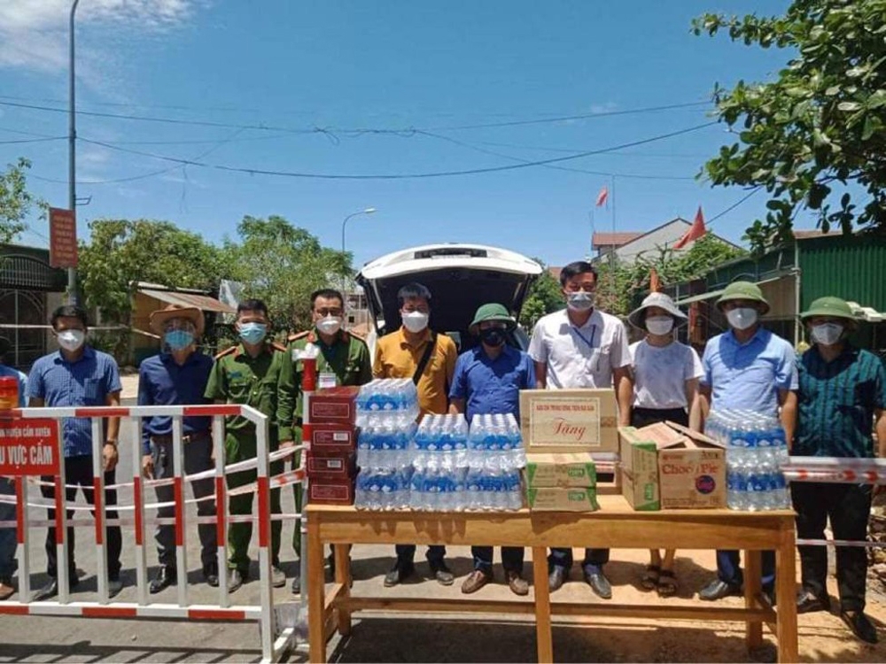 Phóng viên thường trú Hà Tĩnh chia sẻ khó khăn với người dân tại các điểm cách ly