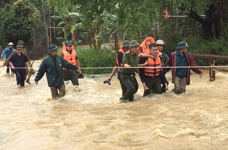 phu tho 2 nguoi chet 7 nguoi bi thuong do mua lon