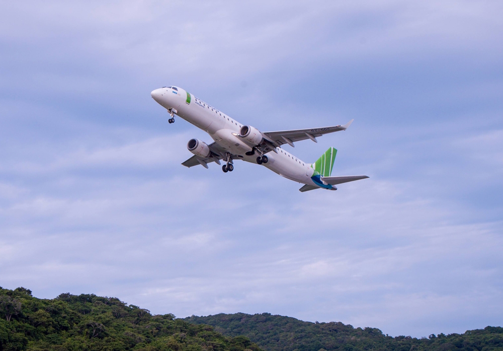 Khai trương 3 đường bay thẳng, Bamboo Airways tặng 1 tỷ đồng tiền mặt hỗ trợ hộ nghèo Côn Đảo