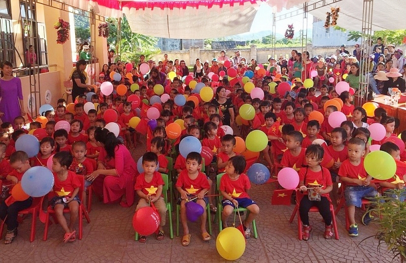 quang binh gan 24 van hoc sinh den truong khai giang nam hoc moi