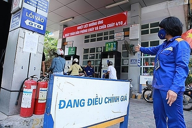 dau diesel va dau hoa tang gia xang ron95 giam ve nguong 24230 dong