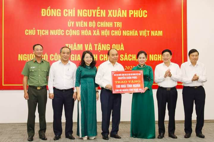 chu tich nuoc nguyen xuan phuc tham va lam viec tai khu cong nghiep vsip nghe an