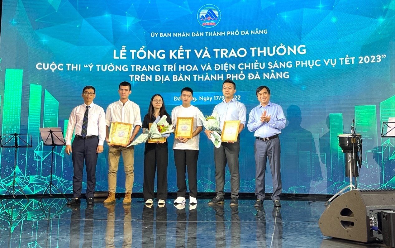 Trao giải cuộc thi “Ý tưởng trang trí hoa và điện chiếu sáng phục vụ Tết Quý Mão 2023”