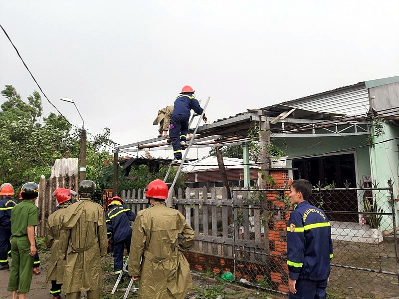 thua thien hue bao so 4 di qua hang tram nha dan toc mai nhieu cay xanh nga do