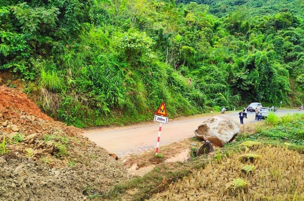 Mường Lát (Thanh Hóa): Sạt lở Quốc lộ 15C đoạn qua bản Kéo Té