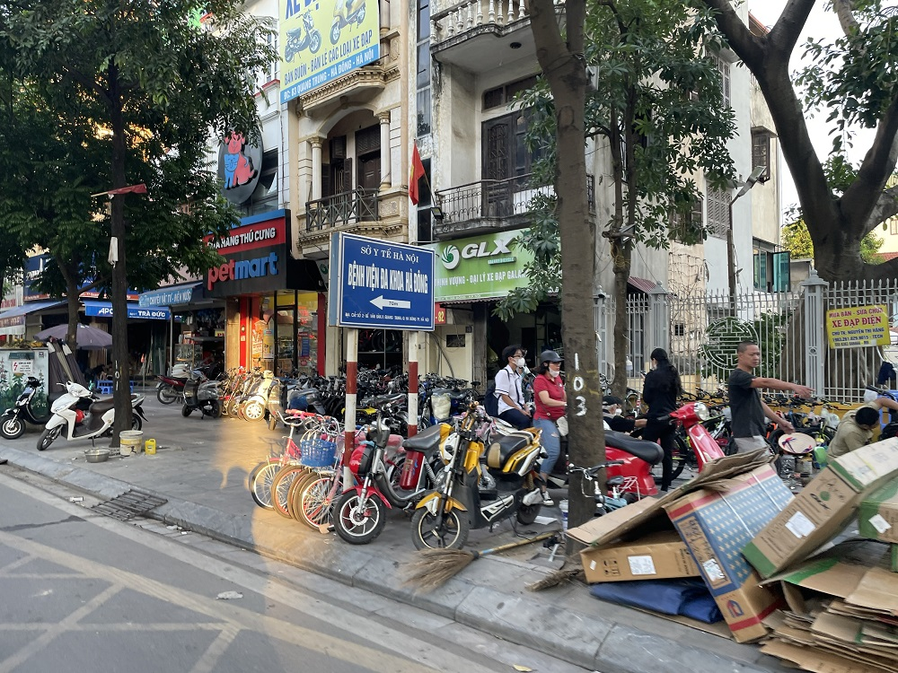 ha dong ha noi nhieu to chuc ca nhan ngang nhien lan chiem via he de kinh doanh tai phuong quang trung