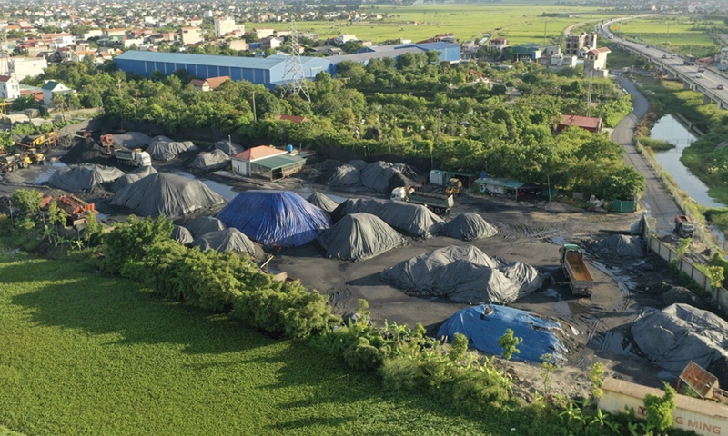 Yên Khánh (Ninh Bình): Dân tố bãi than không phép gây ô nhiễm môi trường?