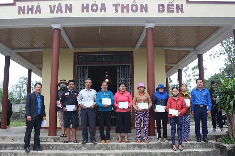 doan thanh nien nganh xay dung tang qua cho nguoi dan vung lu quang binh