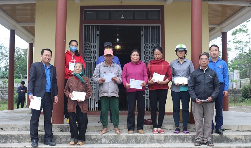 doan thanh nien nganh xay dung tang qua cho nguoi dan vung lu quang binh