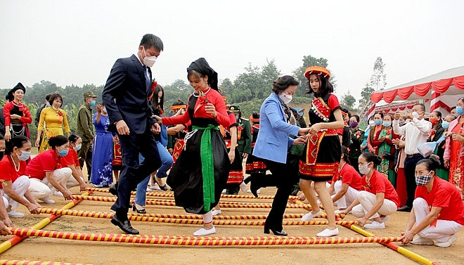 bo truong bo noi vu pham thi thanh tra du ngay hoi dai doan ket toan dan toc va le cong bo xa minh quan dat chuan nong thon moi nang cao