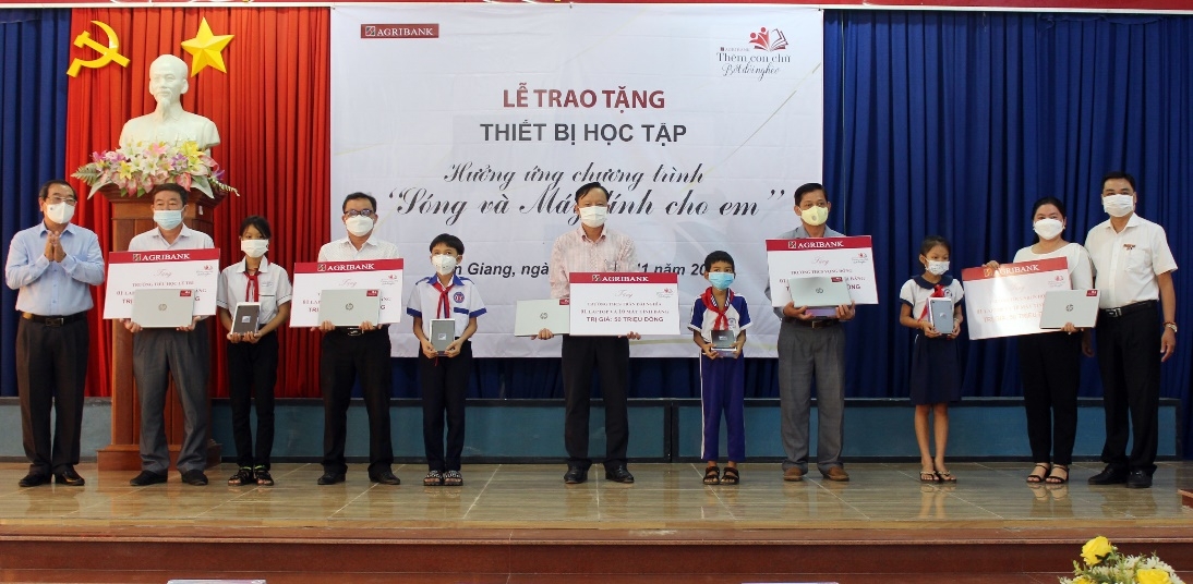 Agribank An Giang: Trao tặng thiết bị học trực tuyến cho các trường học ở vùng sâu, vùng xa, biên giới