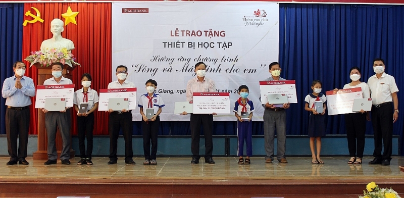 agribank an giang trao tang thiet bi hoc truc tuyen cho cac truong hoc o vung sau vung xa bien gioi