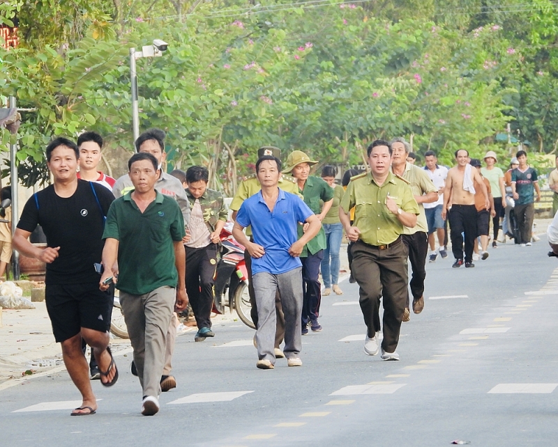 hon 300 van dong vien tham gia chien dich chay vi dong vat hoang da cung vuon quoc gia cat tien