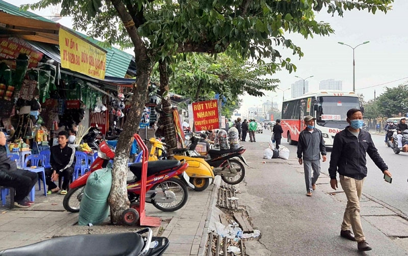 ben xe giap bat kho xu ly vi pham lan chiem via he long duong